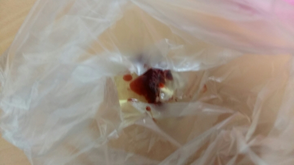 그다음 레드와인을 넣습니다 꼭 레드와인이어야 해요~!
레드와인은 노화방지?뭐..다양한역할을하더라구요 레드와인은 한숟갈만 넣습니다~