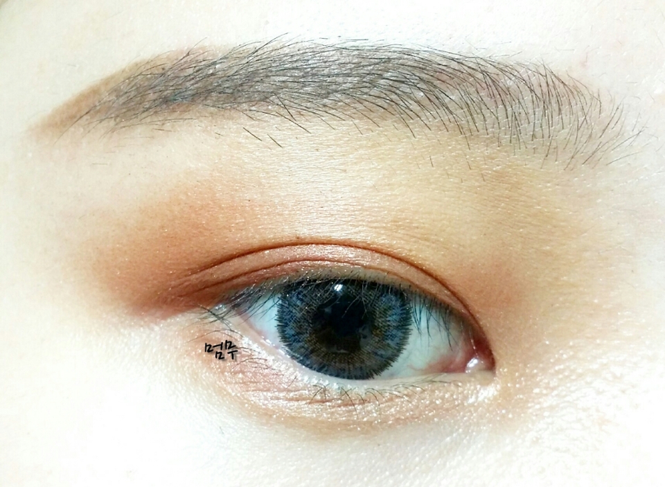 아리따움 샤인픽스아이즈 No 22 시나몬로즈

눈 앞머리와 언더 앞머리에 발라서 밝혀줄게요