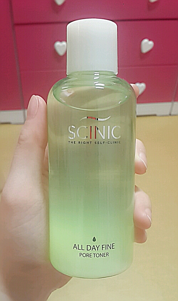 전 200ml 작은 용량을 구입했어요. 써보고 나서 잘 맞으면 500ml 대용량으로 하나 더 구매할 계획이랍니다~^^
토너는 처음엔 피지 컨트롤 파우더가 바닥에 가라앉아서 이렇게 무색 투명하고 맑아 보여요. 