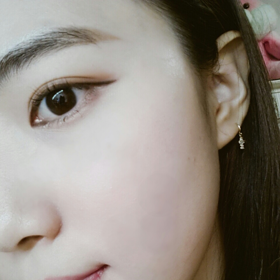 더블웨어는 워낙 컬러가 어둡고, 많이 매트한 파운데이션이라 많은 분들이 다른 베이스제품과 믹스해서 사용하시더라구요=.=
21호인 제 피부보다 한톤 어둡길래, 저도 기존에 사용하던 비비크림과 1:1로 섞어서 발라봤어요ㅎㅎ 