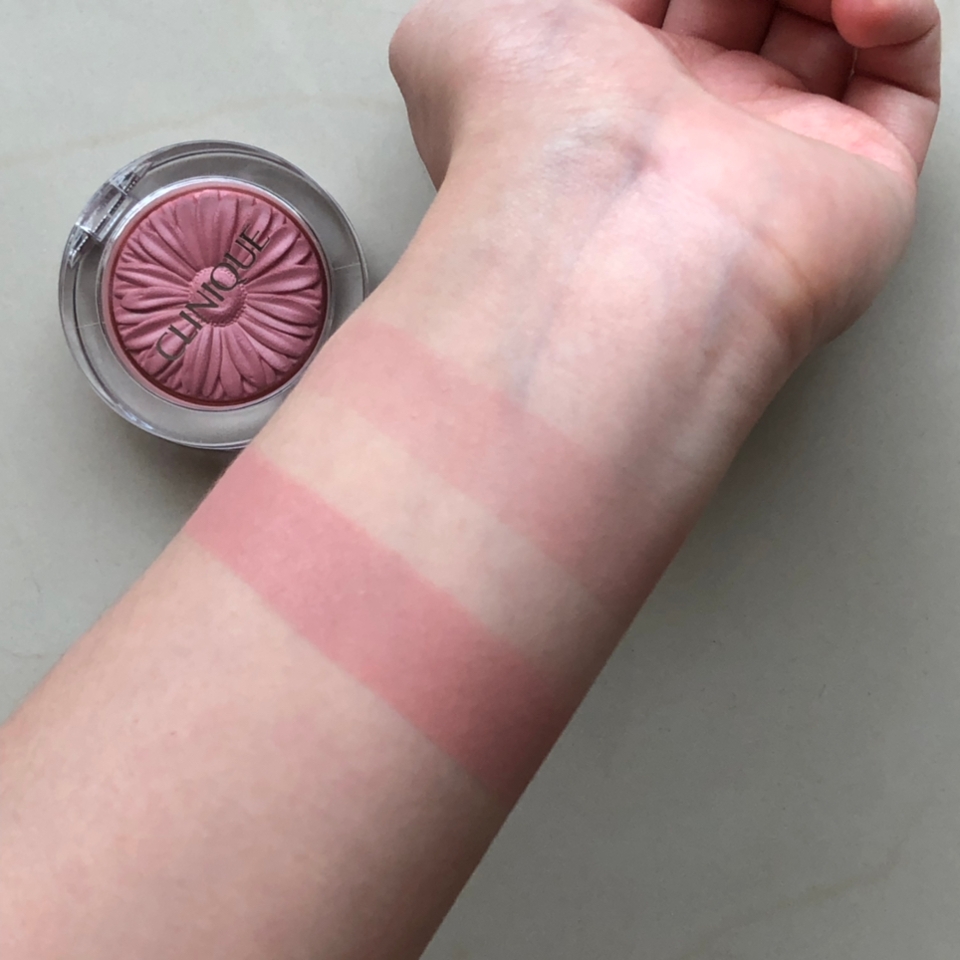 크리니크 치크팝은 성분도 착하고 가루날림이 없어서 정말 좋아요

손목발색 위가 브러쉬 발색이고
아래가 퍼프 발색이에요

확실한 발색을 좋아하시면 퍼프를 쓰시는 걸 추천드려요! 

가루날림이 없고 워낙 맑게 올라가는게 특징인 제품이라
손으로 대충 발라도 안뭉치고 잘발렸어요ㅋㅋㅋㅋ










