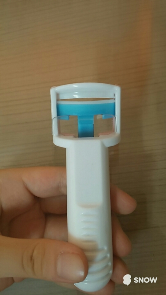 투명색 캡 같은게 가운데에 껴져있어요