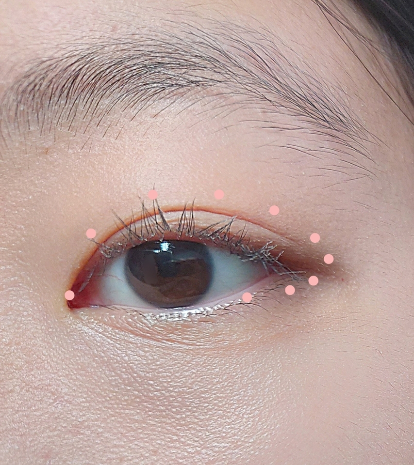 아리따움 모노아이즈
M126 드라이 로즈
1.5g/5000원

붉은끼가 섞인 로즈색상의 섀도우를 브러쉬에 조금만 뭍히고 많이 털어서 자연스럽게 쌍꺼풀 라인을 따라서 발라주고 남은 양으로 삼각존에다가도 가볍게 한번 쓸어줍니다