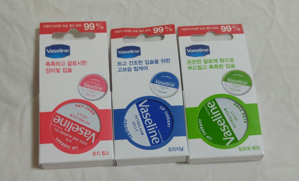 그리고 그 안에는! 무려 립 테라피가 종류별로 세개나 들어 있었어요! 왼쪽부터 순서대로 로지립스, 오리지날, 알로에 베라에요.