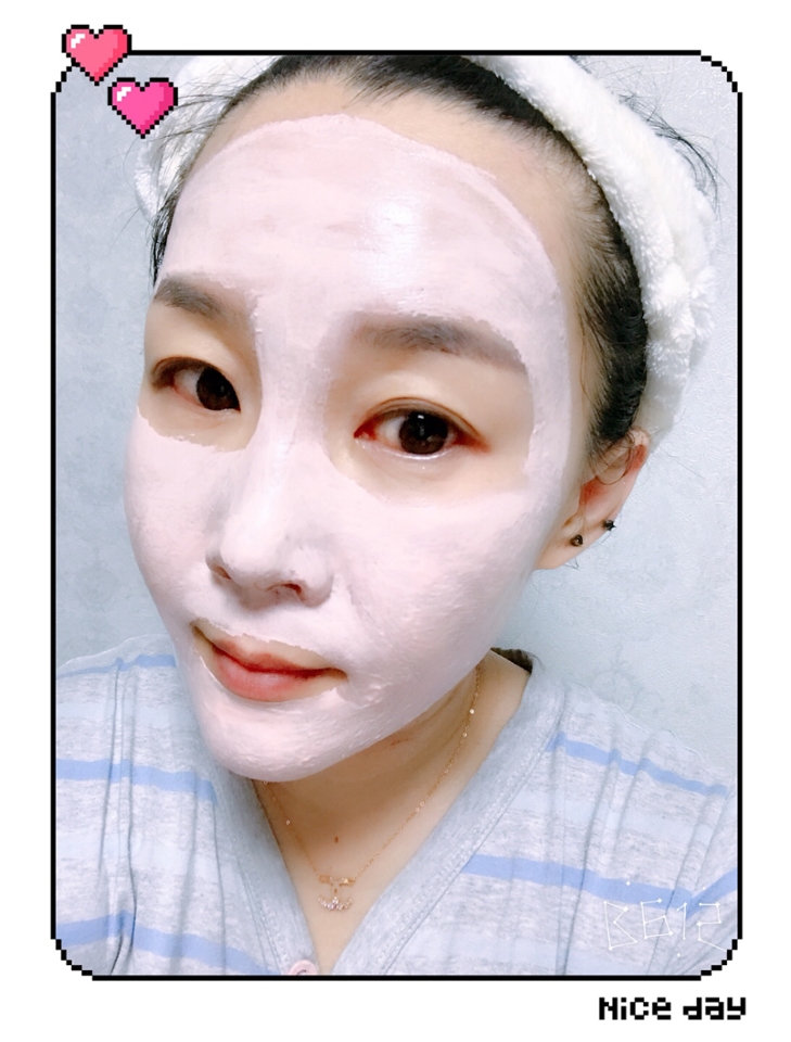 솜털까지 쫘~~악 매끈한 조약돌 피부를 만들어 준다네요 ㅋㅋㅋ 기대감 상증중
일단 맘에 들었던건 다른 고무팩들은 섞어서 사용해야하는데
피오나고무팩은 튜브타입이라 편해서 좋더라구요
제형은 꾸덕하고 아주 쫀쫀한 질감 발랐을때 흘러내리지
않고 밀착력이 잘돼서 합격 색상도 핑크색이라 좋으네요
전 전체적으로 가 발라줬어요