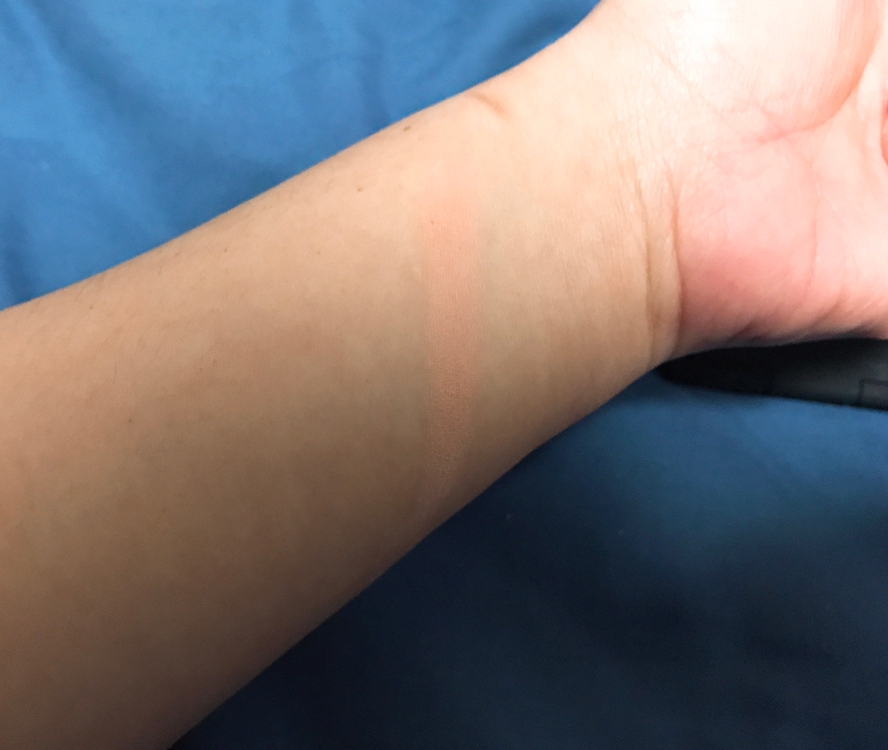 손목 발색을 해봤을땐 흰끼보다 
피치피치 하게 올라옵니다! 

그런데....저만 그런건가요?ㅠㅠㅠ
나스 섹스어필
저거 5번 정도의 발색입니다

발색력이 그닥 좋은거 같지는 않아보여요ㅠㅠㅠ


