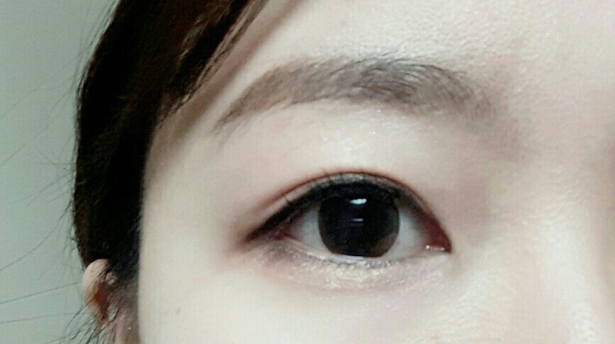 뷰러와 마스카라를 해주고 언더 삼각존 부분은 고동색 무펄로 발라주면 끝입니다~~