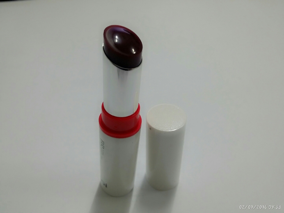 열어보니 아주 검붉은 색의 립밤이 보이네요😃

퓨어레드 색상인데,
저렇게 검게 보여도 바르면 살짝 붉은 빛만 나와용

그냥 내 입술색 같은 붉은빛😍😍