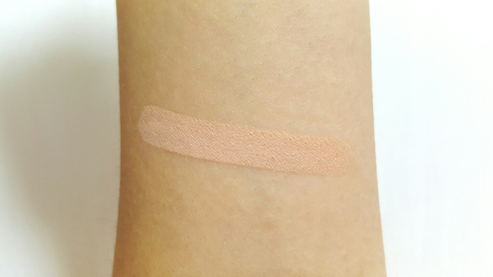 손목안 발색입니다 피부색과 가까운것을 느낄수있습니다