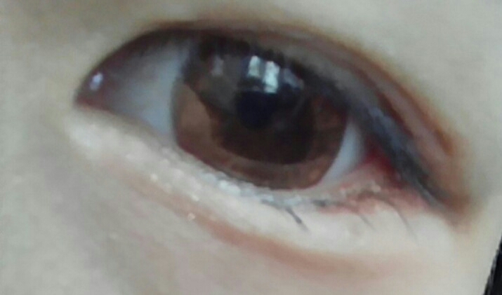 렌즈때문에 정말대충 쌍테붙히고 눈에있는 화장품만 이리저리 발라본거에요. 그래서 그런지 부자연스럽네요 ㅋㅋㅋ

사람들 말대로 오렌즈 그랑그랑브라운 정말 인생렌즈 될만하네요..! 저도 이제 이 아이만 사용할까봐요 ㅎㅎ