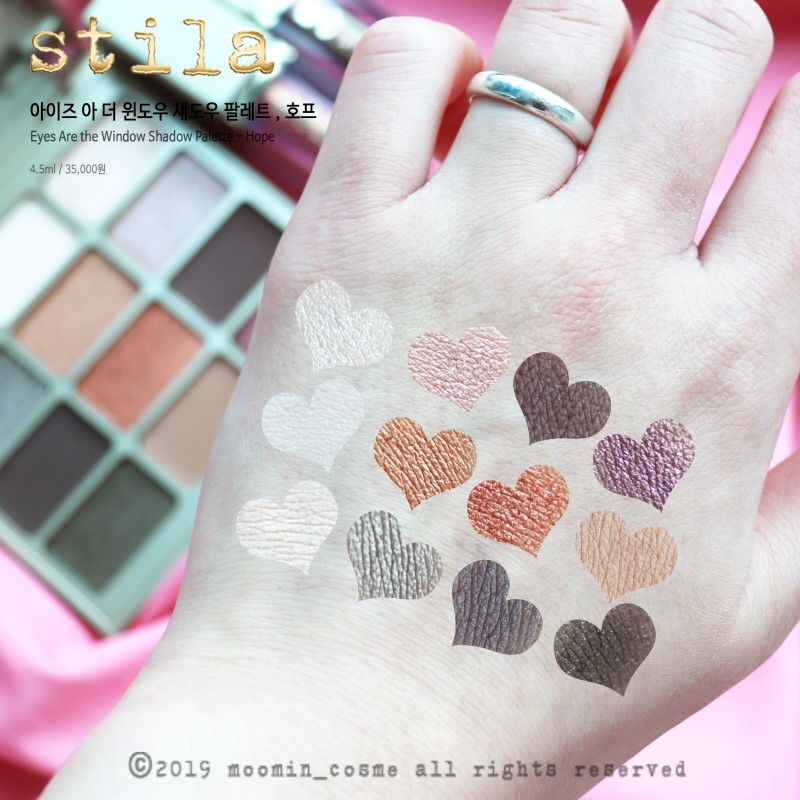 스틸라 아이즈 아 더 윈도우 섀도우 팔레트 , 호프

12g / 58,000원

​

( 제가 사진에는 4.5ml / 35,000원 이라고 적었는데

저의 실수입니다 ㅠ_ㅠ 본문에 표기한 가격이 맞아요! )

​

그리고 역시 신상 친구인

스틸라 아이즈 아 더 윈도우 섀도우 팔레트 호프!

정말 베이직한 컬러감부터 리빙코랄 계열의 컬러감까지,,

스틸라 섀도우팔레트 워낙 활용도는 좋았지만

이번 호프 컬러가 또 스틸라 섀도우팔레트 역사의 갱신을 한 느낌이랄까요?

​