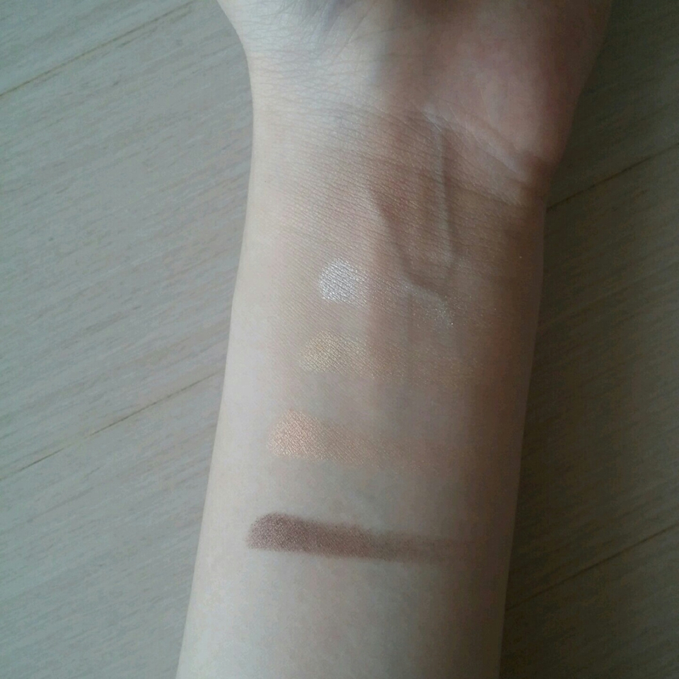 아까 정한 순서대로 한번씩 손목에 발색을 해봤어요~~
