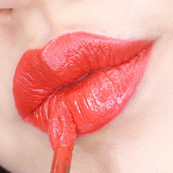 입술에 살짝 올려보았어용
막상 입술에 바르는 거 보면 펄이 눈에 잘 안띄져?
컬러 진챠 너무 예뻐버림