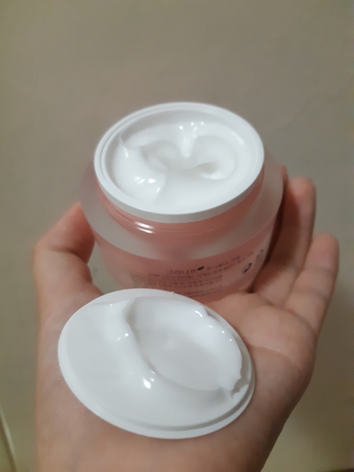 열자마자 뚜껑에 뭍어나오더라구요! 원래 뚜껑부터 쓰는거 다들알죠? ' <