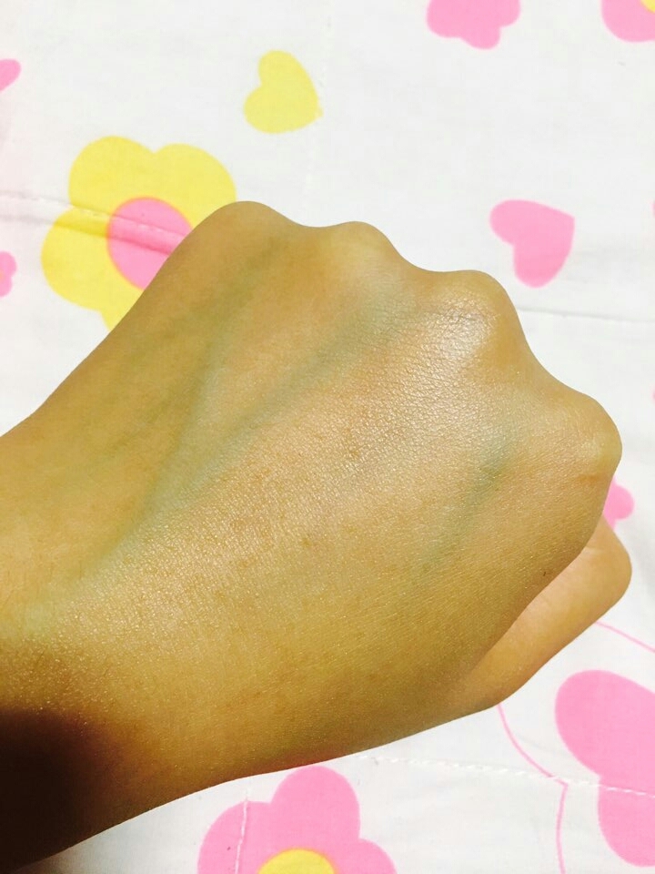 소..손이..까매서..ㅎ


썬크림뿐만 아니라 약간 베이스도 첨가되어있어서
매일매일 데일리로 바르기에 좋을 것 같아요😃

지성분들이 쓰기엔 약간 번들거린다라고 생각하실 수 있는데 저도 지성으로서 괜찮았습니다!
그리고 학생분들은 펄이있으니 조심하세요!