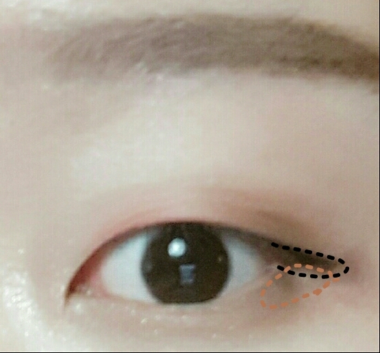 아이라인을 그려주는데, 부드럽게 보이게 브라운으로 그리구 점막은 채우지않아요!☺아이라인 밑 부분(?)에 사진처럼 브라운으로 매꾸ㅏ줘용