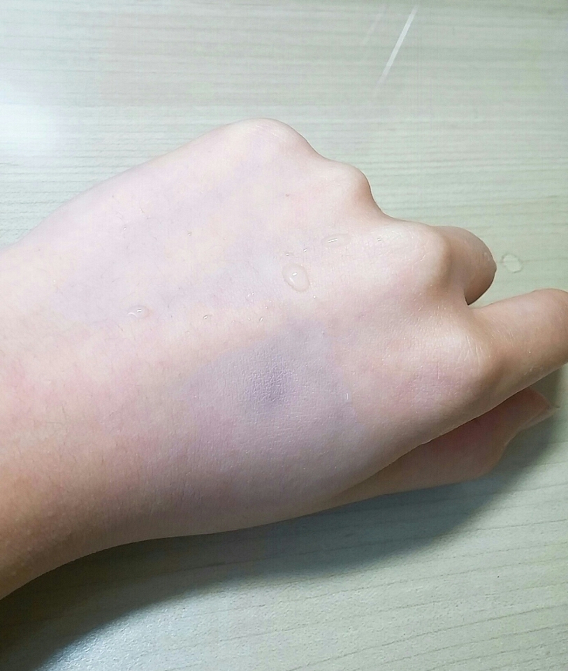 크리미한 제품이라 잘 지워지진 않을까 걱정이 되어 
흐르는 물에 빡빡 문지르고 와 보니 별로 지워지지 않았어요!