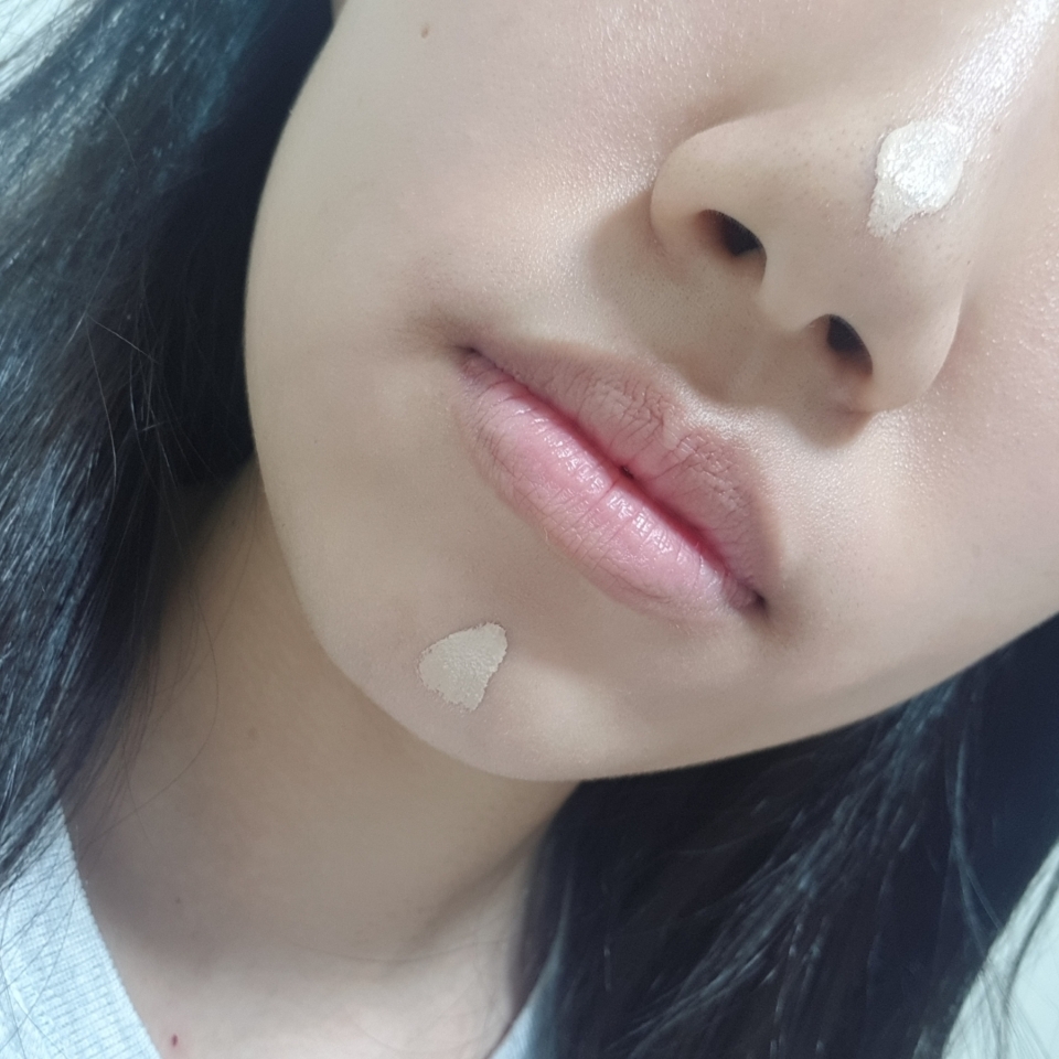 평평한 얼굴에 밝혀주고 싶은 부위에다가 발라줍니다.
예를들면 코나 턱이나 이마에다가 발라주면 뭔간 이목구비가 또렷하게 되는 효과를 보실수가 있습니다.