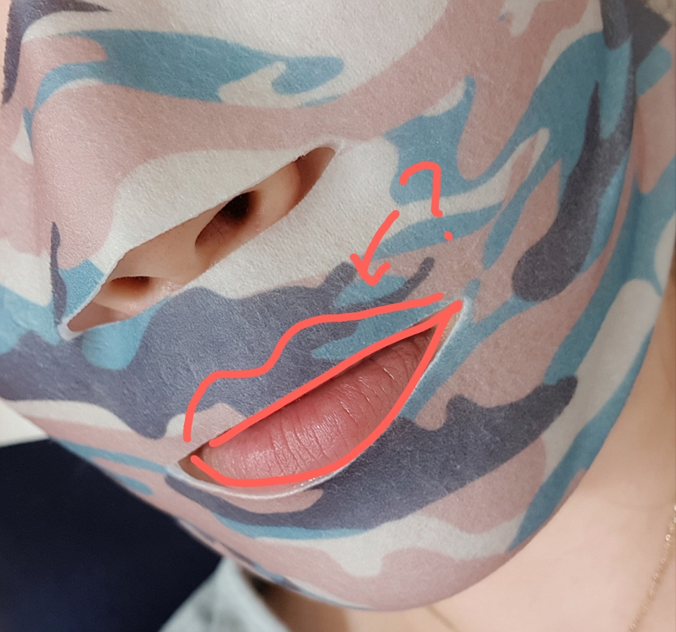 그리고 입술!! 입술이 사라졌어용?????ㅋㅋㅋ 제 인중이 엄청 짧진 않을껀데....ㅎㅎ;; 당황스럽.. 입술부분이 동그랗게 잘린게 아니고 일자로 쭉 칼집만 있어요 ㅎㅎ 입술이 커서 그런건지 입술반쪽이 없어지네용 ㅋㅋㅋ