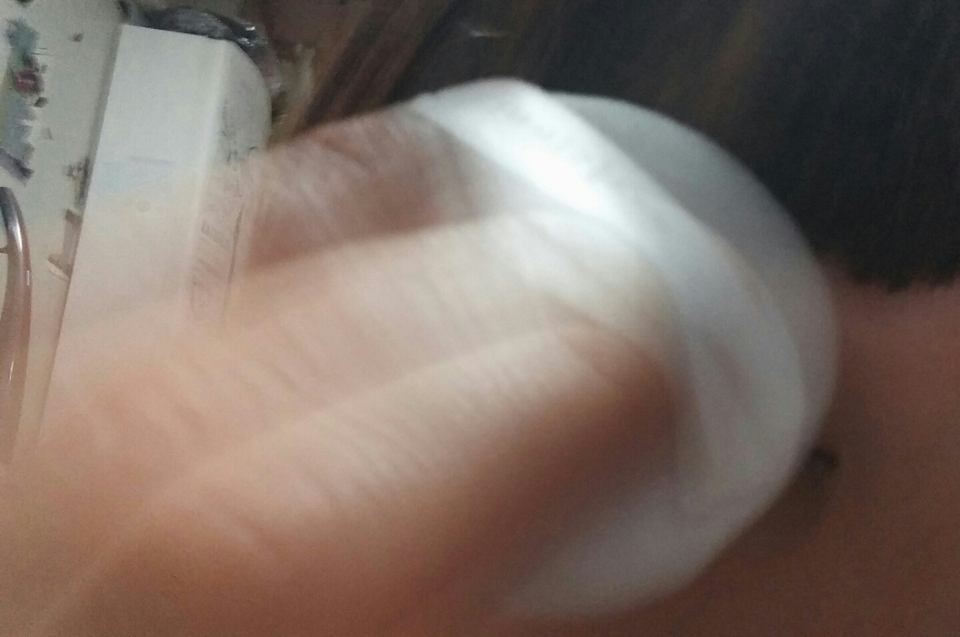 먼저 노세범파우더로 눈두덩이를 팡팡 두들겨줍니당 (생략가능 노세범파우더가 없으면 휴지같은걸로 뽀송뽀송하게 만들어줘요!! 훨씬 잘됩니다!!)