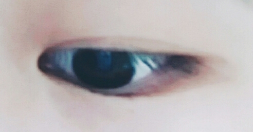 파데만바른 눈밑에 다그써클을 위해 아이 베이스를 바른뒤 눈 두덩이에 펄베이스를 바르고 뷰러로 속눈썹을 꼼꼼하게 컬링 해준뒤섀도우는 순서대로 쌍커풀 라인부터 발라주시면 됩 니 다저처럼 아이브로우로 하셔도 됩니다!아라를 해도 상관없 어 여!