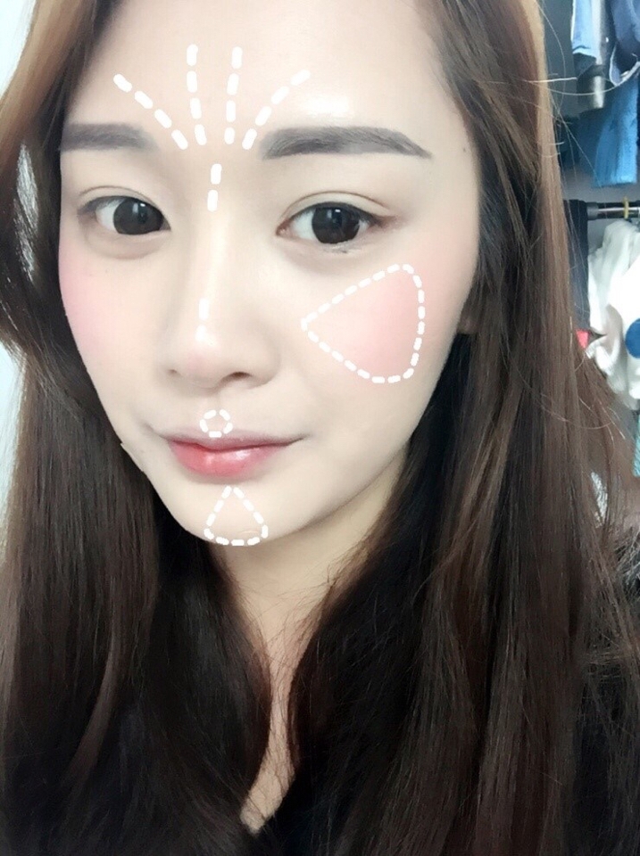 #하이라이팅

블러셔 하기전에 블러셔할 부분을 밝혀주기위해 먼저 하이라이팅을 해주세요! 
엠블리는 클릭펜 타입 리퀴드 하이라이터를 이용해서 밝혀주었어요! 범위 체크후 퍼프로 두드려 발라주시면되요!

