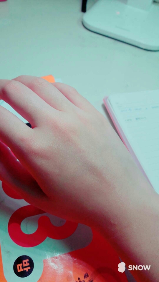 왼쪽이바른똑 오른쪽이 안바른쪽 차이가나죠?!?!?!?
이만큼좋습이다여러분 진짜 너무너무 촉촉해요♡