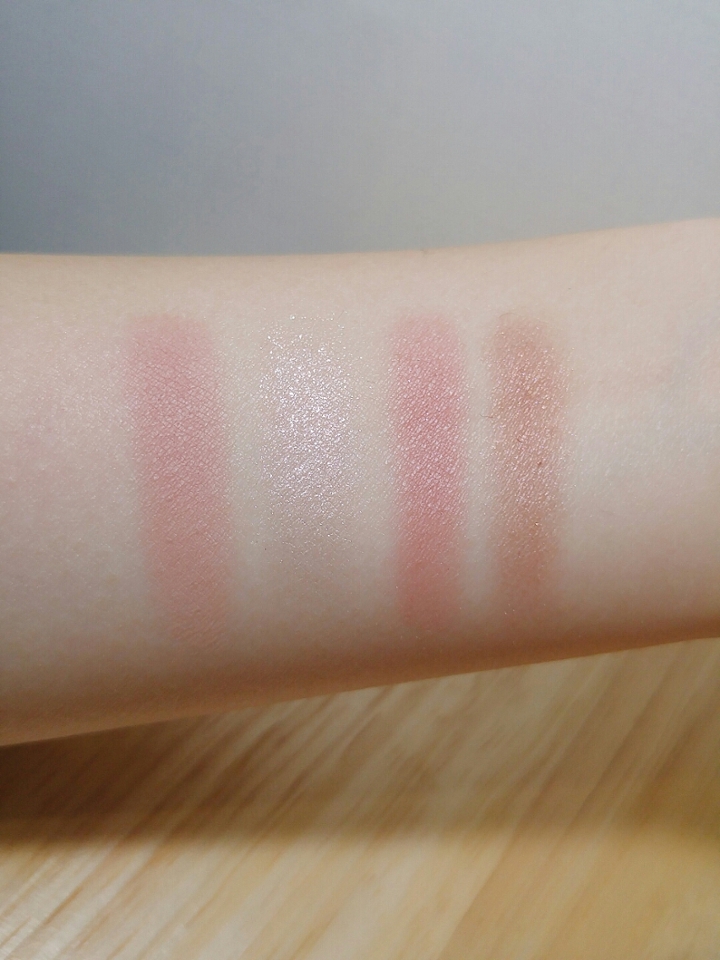 조명아래서의 팔뚝 발색샷이에요! 우와.....색 너무 예쁘지 않나요😀😀 
은근 홀리카홀리카 아이메이크업 제품들중에 좋은 아이템들이 많더라구요!!