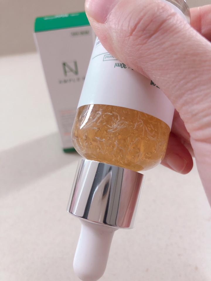 자세히 보여드릴에용
펩타이드 실이 보이시죠??
진주추출물을 함유한 펩타이드 실과 피부 친화력이 
뛰어난 리포솜이 과학적으로 처방된 더마탄력 앰플이에요!
