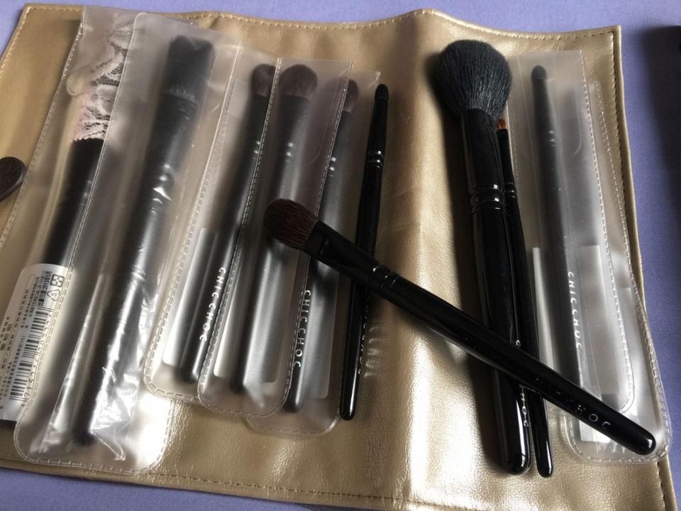 這組Chic Choc是白鳳堂代工，與上面的旅行組品質有八成神似，又可單買，在奇摩7折時購入的，推薦大眼影刷是灰鼠毛極細軟
