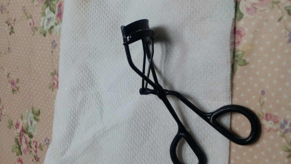 에뛰드 컬픽스 뷰러(5000)
진짜 추천합니다 진짜진짜진짜 격하게
걍 사세요 
이건 설명이 필요없어요
어느 눈에나 다 맞을듯한 적당한 굴곡이에요
17명이 썼는데 다 좋다고했습니당💕