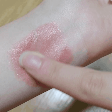바르고 손가락으로 문질러봤어요 묻어남은 있더라구요😭 매트가 아닌 글로시라 그런지 묻어남이 많았어요