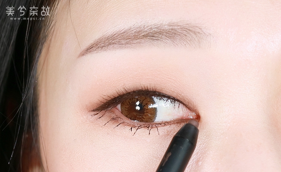 언더 눈 앞머리쪽을 점막을 채울 때 사용했던 펜슬 라이너로 살짝 채워서 앞트임 효과를 주었어요.
동공부분은 얇게, 앞머리와 꼬리부분은 두껍게 그리면 눈이 훨씬 시원해보이고 커보인답니다.