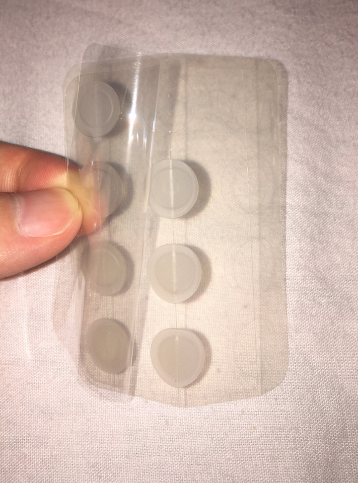 필름 한장을 꺼내보면 앞 뒤로 필름지가 붙여져 있고 패치 중앙 부분에는 세로로 컷팅되어 있어서 반으로 접어서 패치를 깔끔하게 떼어낼 수 있어요

필름에 반칼선을 넣어 패치가 쉽게 분리되는 니코메디칼만의 독창적인 기술이라고 해요👍🏻