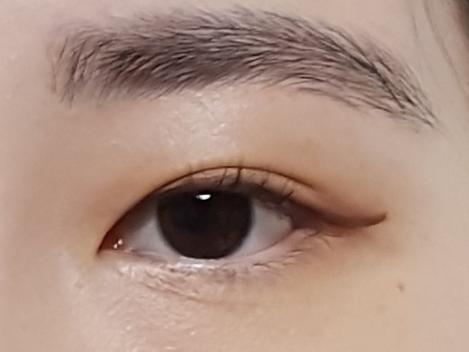 눈에 그려보았어요 다른제품보다 펜 촉이 얇아서 날카롭게 꼬리 빼기에 유용합니당 오늘 날씨가 꽤 더워서 땀이 났는데도 아이라이너는 멀쩡했어요 지속력 좋아용!!