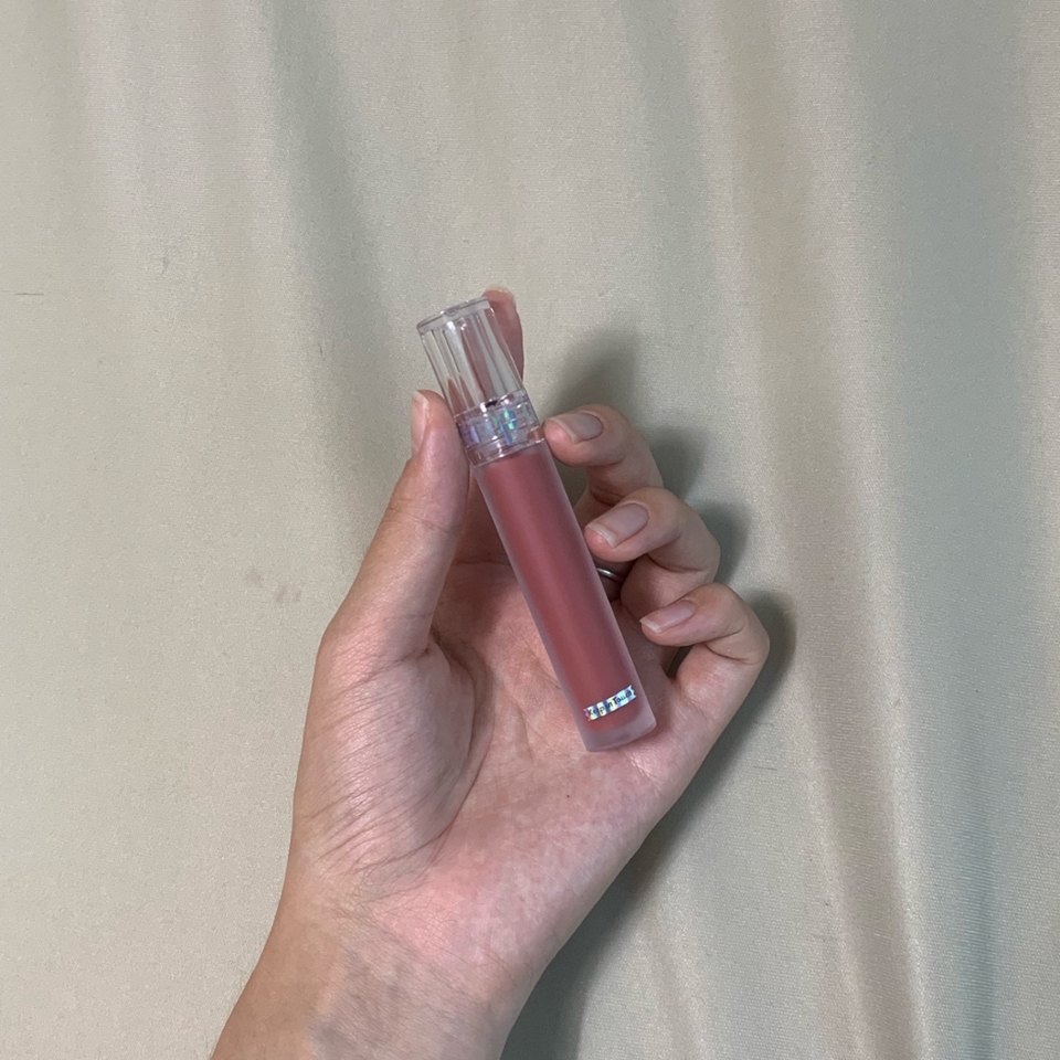 키핀터치는 색상도 색상이지만 외관이 너무 제스타일
이에요♡꙳

색상이 살짝 어두워보이는데 실제로 보면 전혀 어둡다는
생각안들고 너무 예쁜 핑크 색상이었어요!

유통기한도 정말 넉넉해서 알차게 사용할수있을것같아요ʚïɞ
크기도 정말 한손에 잡을수있는 크기였고 무게도 
가볍답니다!
