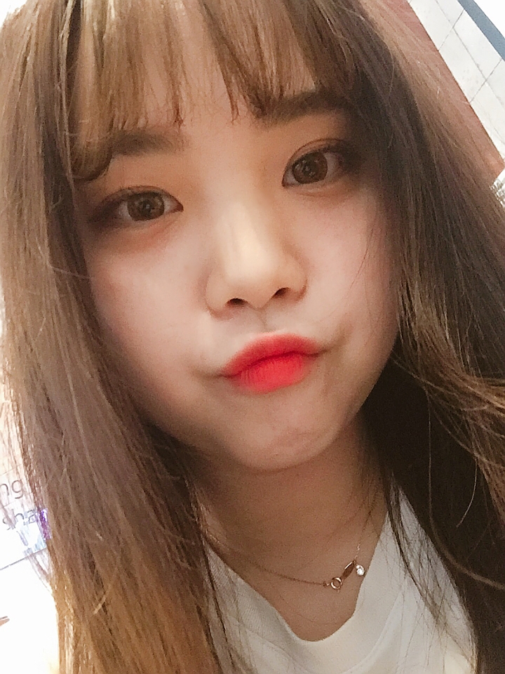 보정어플 사진이에요☺️ 분홍끼가 많이 돌지않아서 웜톤분들도 추천드려요😉 대신 블러셔는 웜한블려셔쓰면 안되요!안됩니다!!
립더쿠는 물러갑니다 춍춍🏃🏻🏃🏻
좋은하루 되세요!!😘