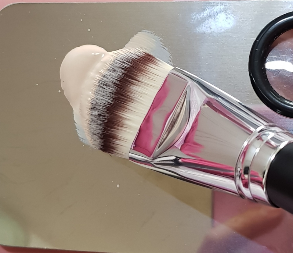 촵촵~끝부터 브러쉬에 파운데이션을 흡수시켜줍니다.