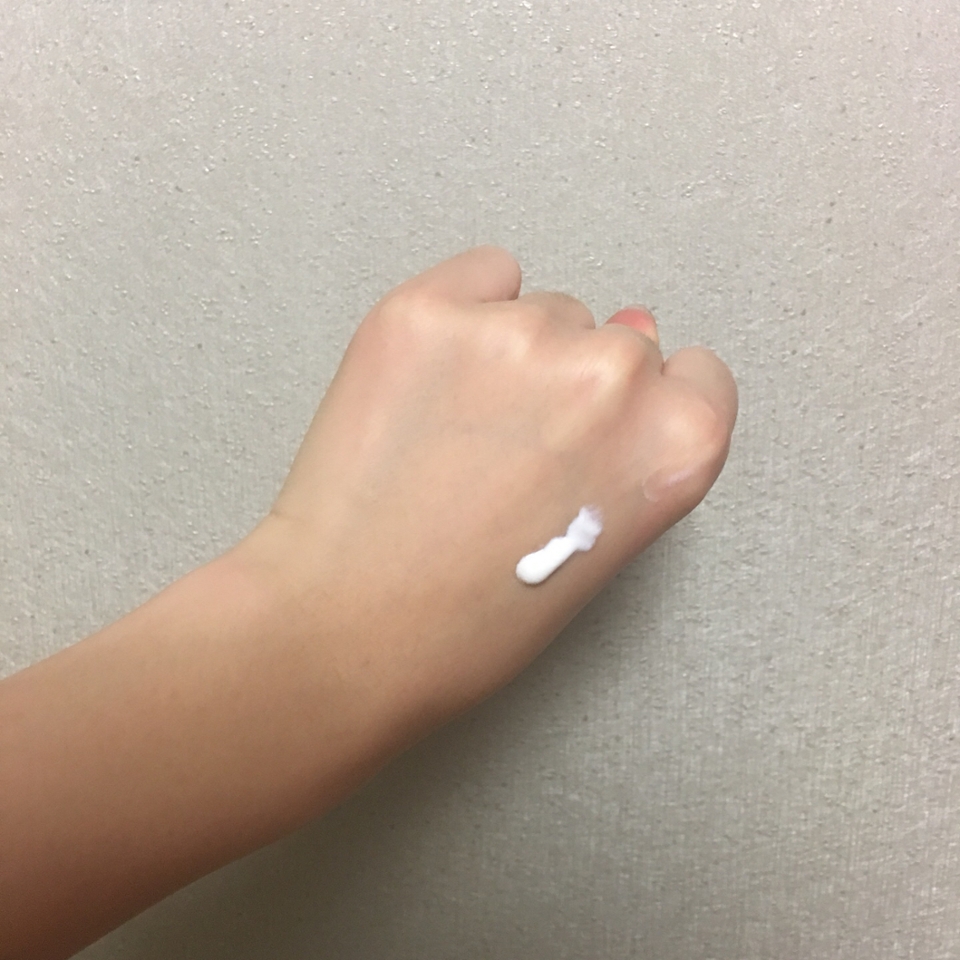 하얀색 선크림이에요 ! 색상은 화이트,베이지 색상이 있어용🙂
