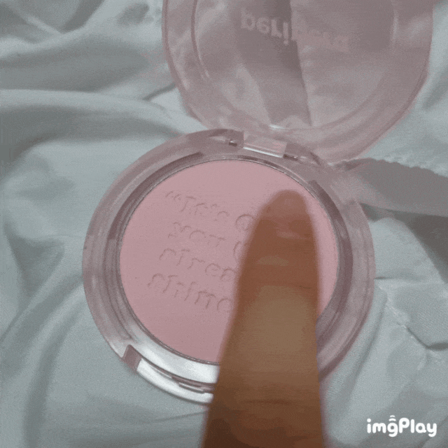 손으로 발색했을 때는 가루날림이 전혀 없었어요. 입자가 고와서 뭉침없이 부드럽게 발렸어요ㅎㅎ 