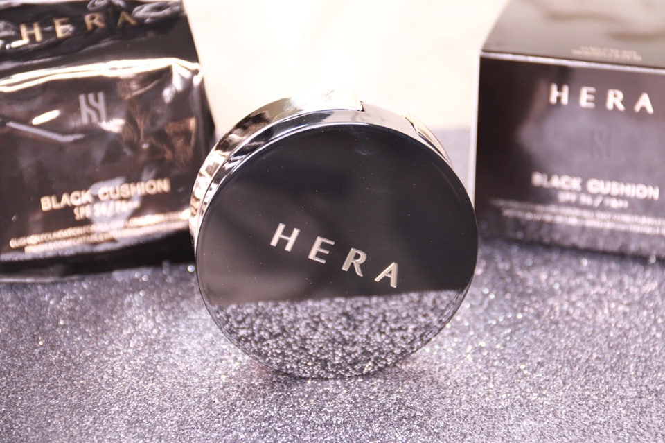 


블랙의 케이스에 우주에 있는 듯한 펄이 박혀
고급스러움을 더한 케이스
그리고 같은 용량의 리필이 들어있어서 사실
그렇게 비싼것도 아니라고 느껴지내요 ㅎㅎ

