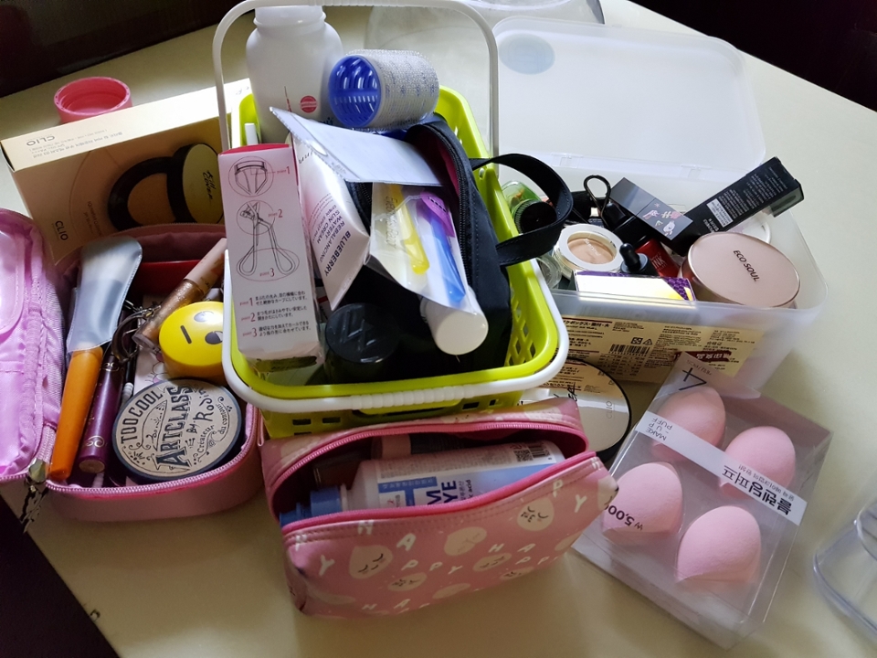 정리해야할 화장품을 이렇게 싹 다 꺼내주세요 ㅋㅋㅋㅋ ㅠㅠㅠㅠㅜ 
그리구 평소 잘 사용하는 것들 위주로 대충! 간추려봅니다