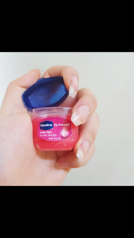 1. 화장하기 전에 니배아 립밤으로 입술위에 듬뿍 올려둡다 