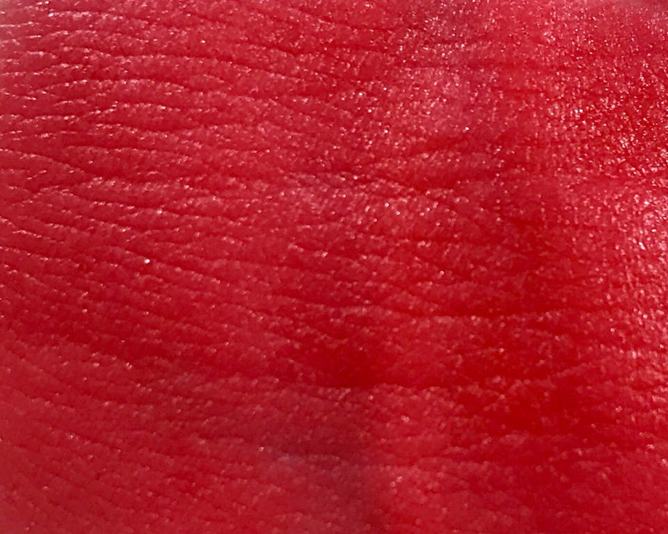 자세히 보면 요런 색감입니다~

이제 실제로 입술에 발라볼게요 