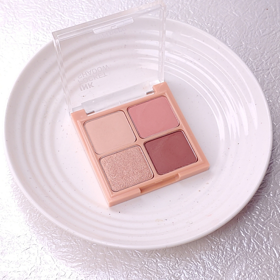 역시나 초보자나 색조합이 어려운 분들에게 최적의 섀도우는 4구 팔레트라고 생각 합니다~❤
