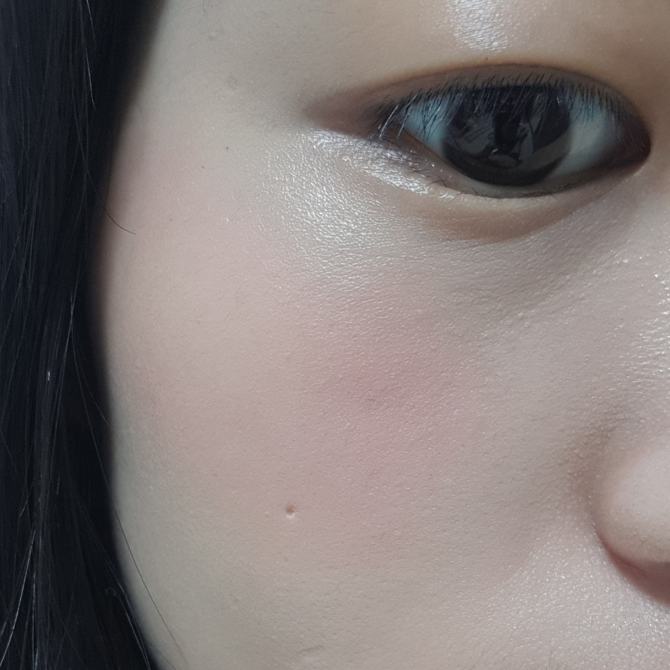 약간 복숭아가 떠올리는 색상컬러로  쿨톤분들이 쓰기 좋은 컬러입니다.