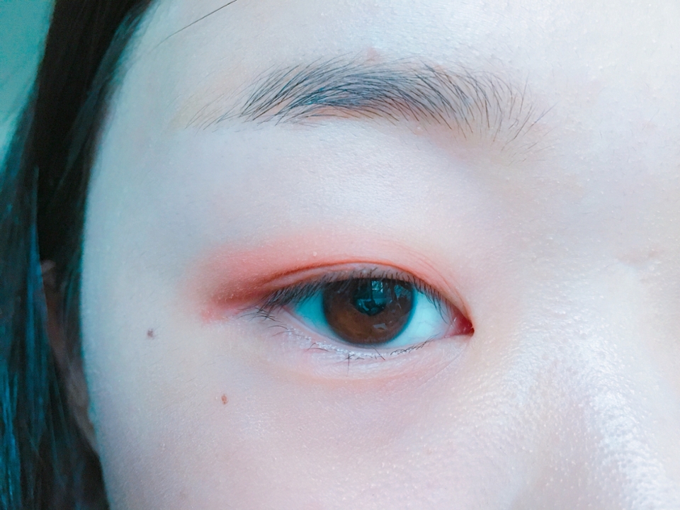 에뛰드 생자몽타르트를 눈위에 넓게 발라주세요