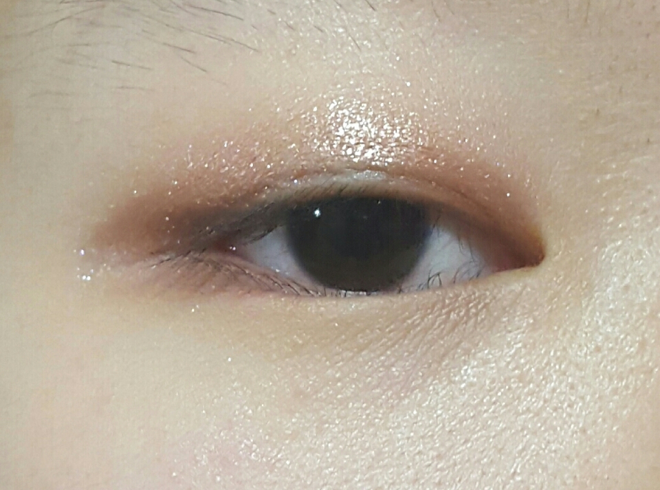 아리따움 샤인픽스아이즈 시나몬로즈를 눈두덩이 전체에 발라줄게요. 이 섀도우 대신에 펄이 덜하거나 없는 제품을 사용하면 훨씬 데일리스러워져요. 끝과 앞쪽에 달달한 대추차로 살짝 컬러감을 줬어요