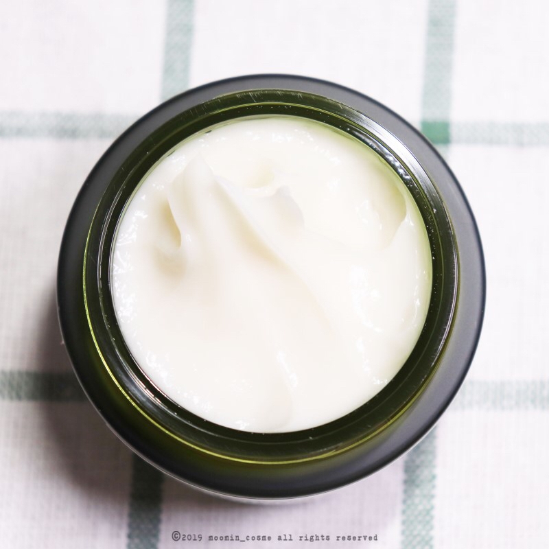 사철쑥 카밍 리페어 크림 제형은

젤크림 타입의 흰색계열에 가깝지만 살짝 미색을 띄어요!

​

이건 왕 사담이고 tmi지만

기존에 사철쑥팩 써봤을떄 너무 좋았어서

제가 따로 직접 구매해서 생리전에 여드름 올라올떄마다

쓰고 있답니다,,, 정말 브린그린 사철쑥 왕 좋이라

이번 사출썩 약산성 크림 제가 개인적으로 얼마나 기대를 했게요!

​