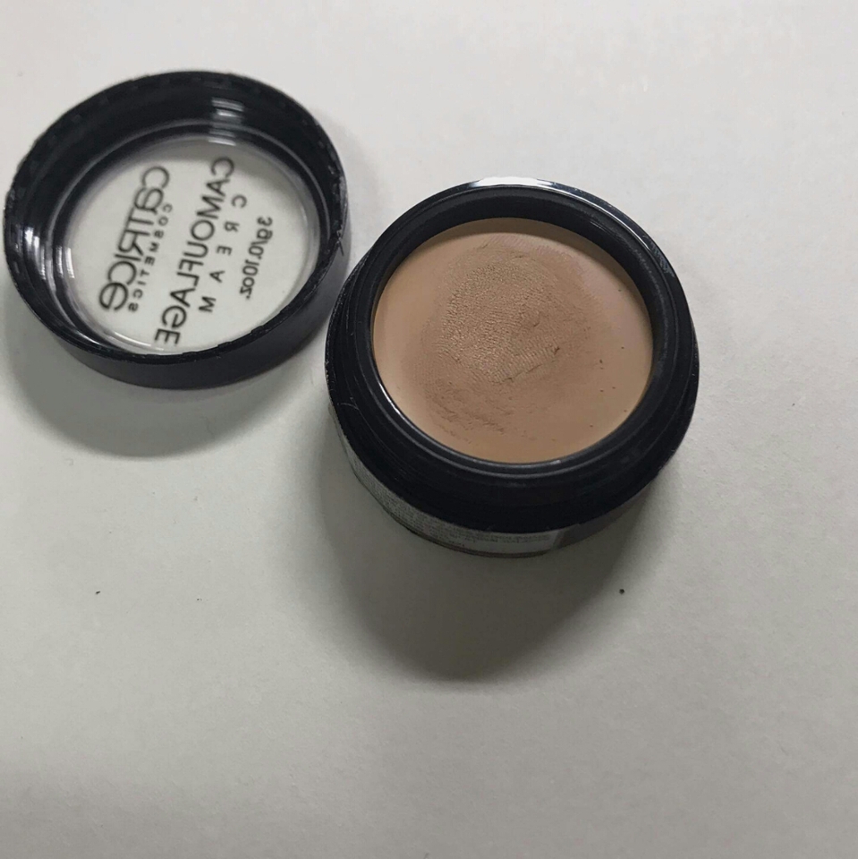 이렇게 딱딱한 고체 타임의 컨실러가 들어있어요 ! 